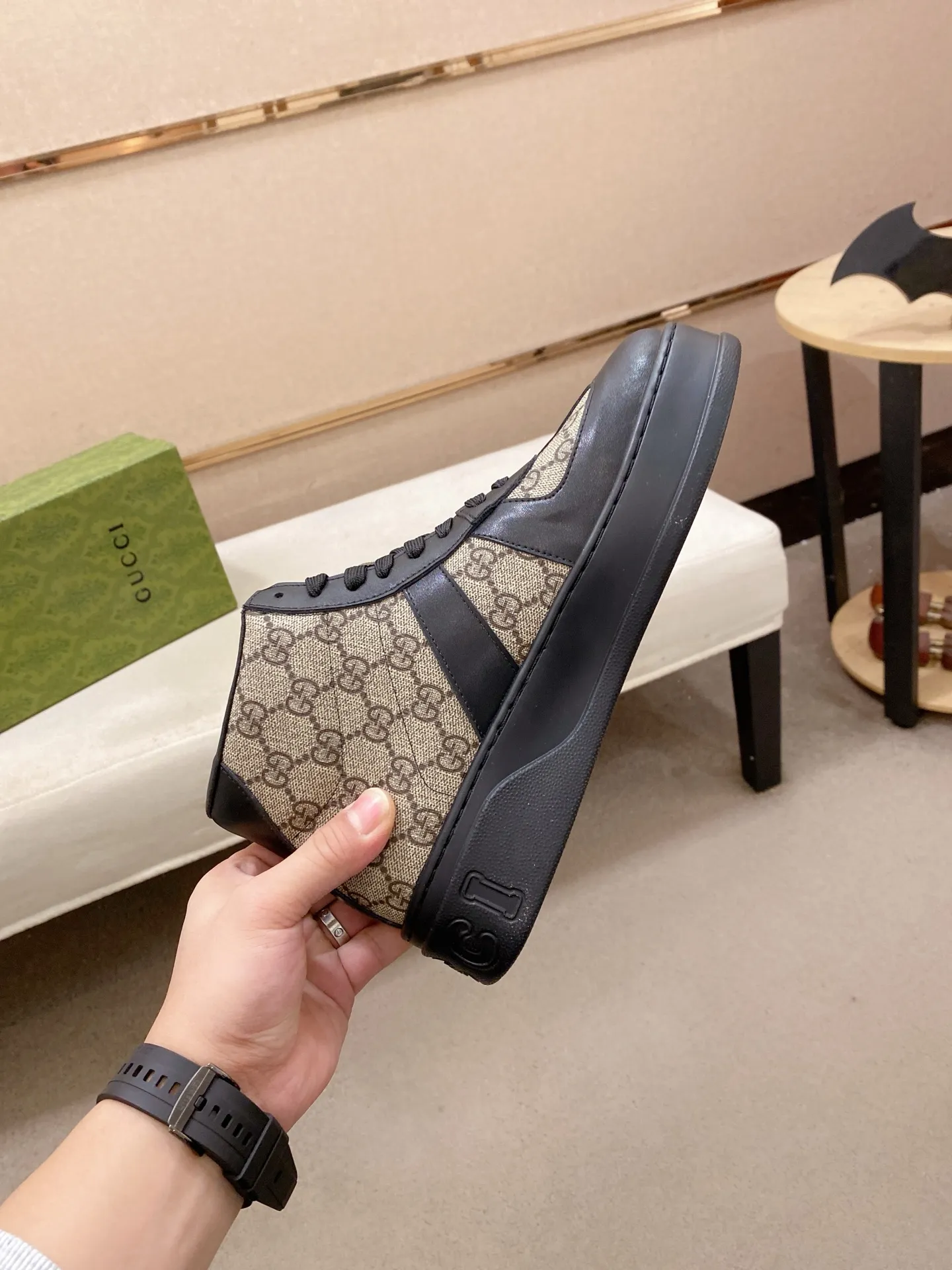 Factory price: 442💰 (GUCCI) The latest model from the official website🎁🎁Casual and fashionable men's shoes👟, hot style💥The style is simple and elegant, exclusive for trendy men. Unique official website's latest brand elements👑original Gucci decoration, fashionable and generous, the fabric is original cowhide ✅sheepskin lining, the official website specifies wear-resistant casual outsole, the classic model is taken in kind at the counter🎬38-44 (can be customized for 45 non-refundable)